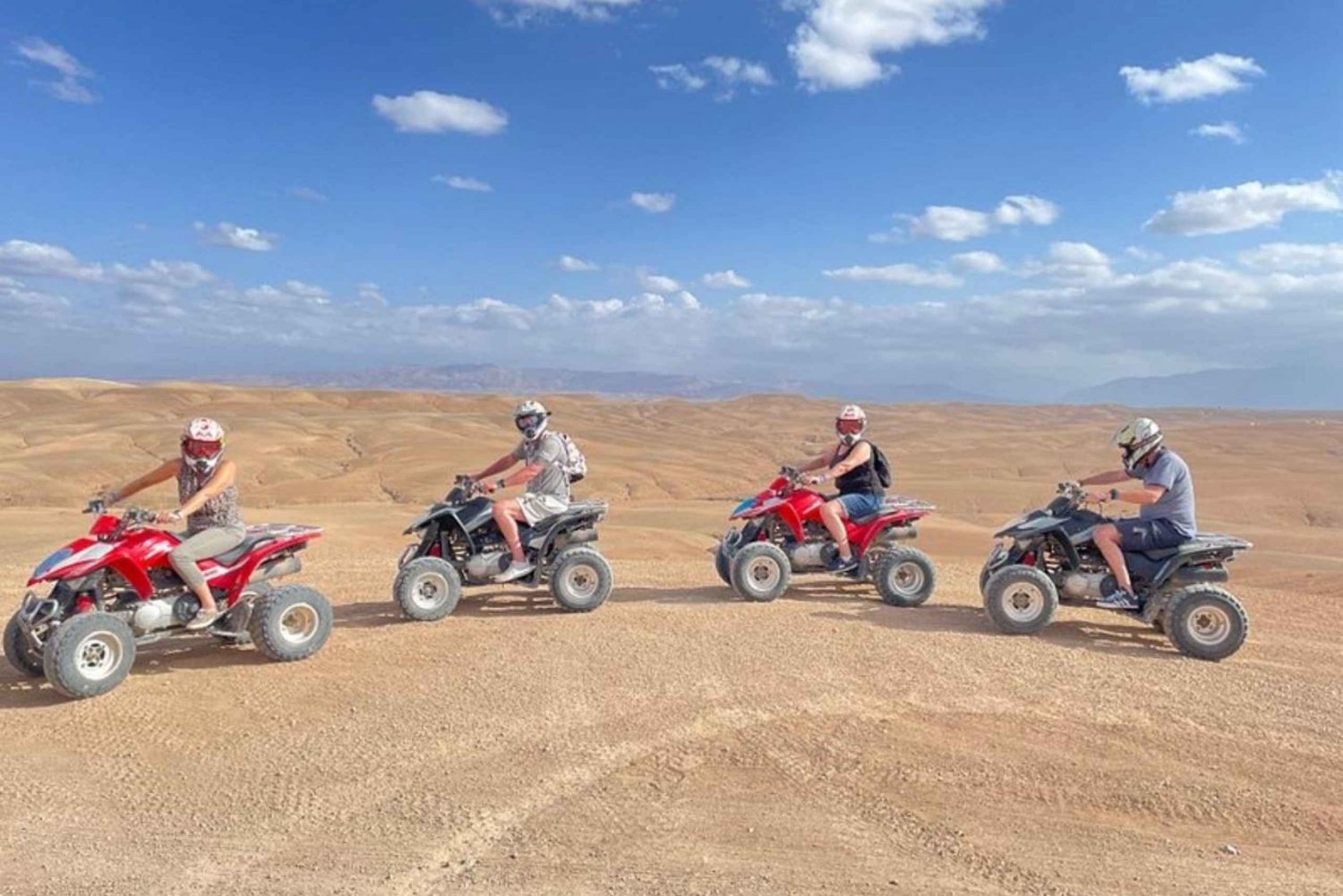 Marrakech: Puesta de sol en el desierto de Agafay en quad con cena y espectáculo
