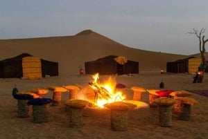 Marrakech: Puesta de sol en el desierto de Agafay en quad con cena y espectáculo