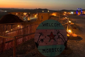 Marrakesz: Agafay Desert Sunset Quad Bike z kolacją i pokazem