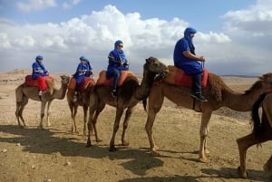 Kameelrit bij zonsondergang in de Agafay-woestijn vanuit Marrakesh