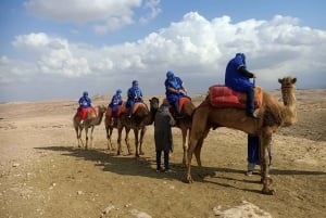 Kameelrit bij zonsondergang in de Agafay-woestijn vanuit Marrakesh