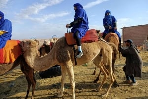 Kameelrit bij zonsondergang in de Agafay-woestijn vanuit Marrakesh