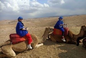 Kameelrit bij zonsondergang in de Agafay-woestijn vanuit Marrakesh