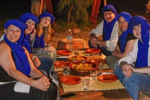 Paseo en camello al atardecer con una cena auténtica en un oasis