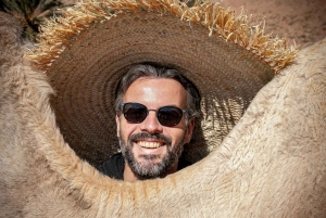 Paseo en camello al atardecer con una cena auténtica en un oasis