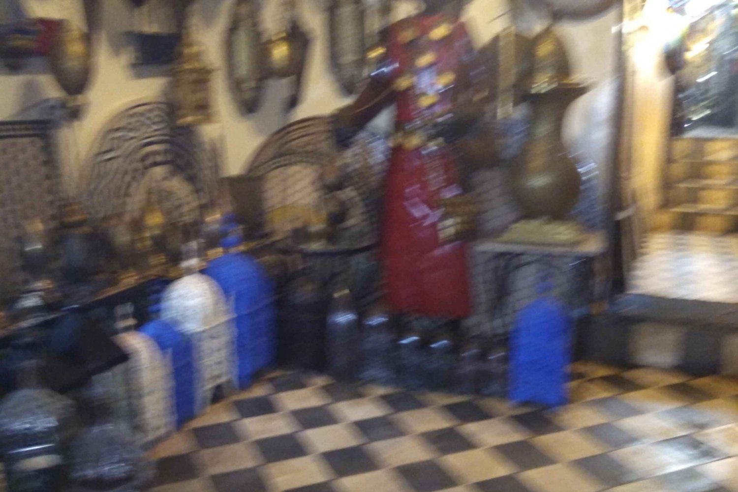 Les souks sont des marchés animés où l'on trouve des artisans locaux.