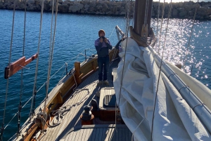 Marseille: Day trip on a sailboat in the heart of the Calanques with lunch