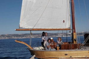 Marseille: Day trip on a sailboat in the heart of the Calanques with lunch