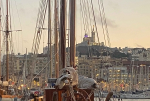 Marseille: Day trip on a sailboat in the heart of the Calanques with lunch
