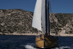Marseille: Day trip on a sailboat in the heart of the Calanques with lunch