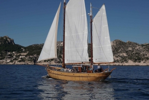 Marseille: Day trip on a sailboat in the heart of the Calanques with lunch