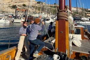 Marseille: Day trip on a sailboat in the heart of the Calanques with lunch