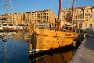 Marseille: Day trip on a sailboat in the heart of the Calanques with lunch