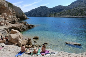 Absolut Calanques de Marseille. Canyons, fisher village and turquoise beach