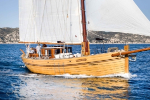 Marseille: Day trip on a sailboat in the heart of the Calanques with lunch