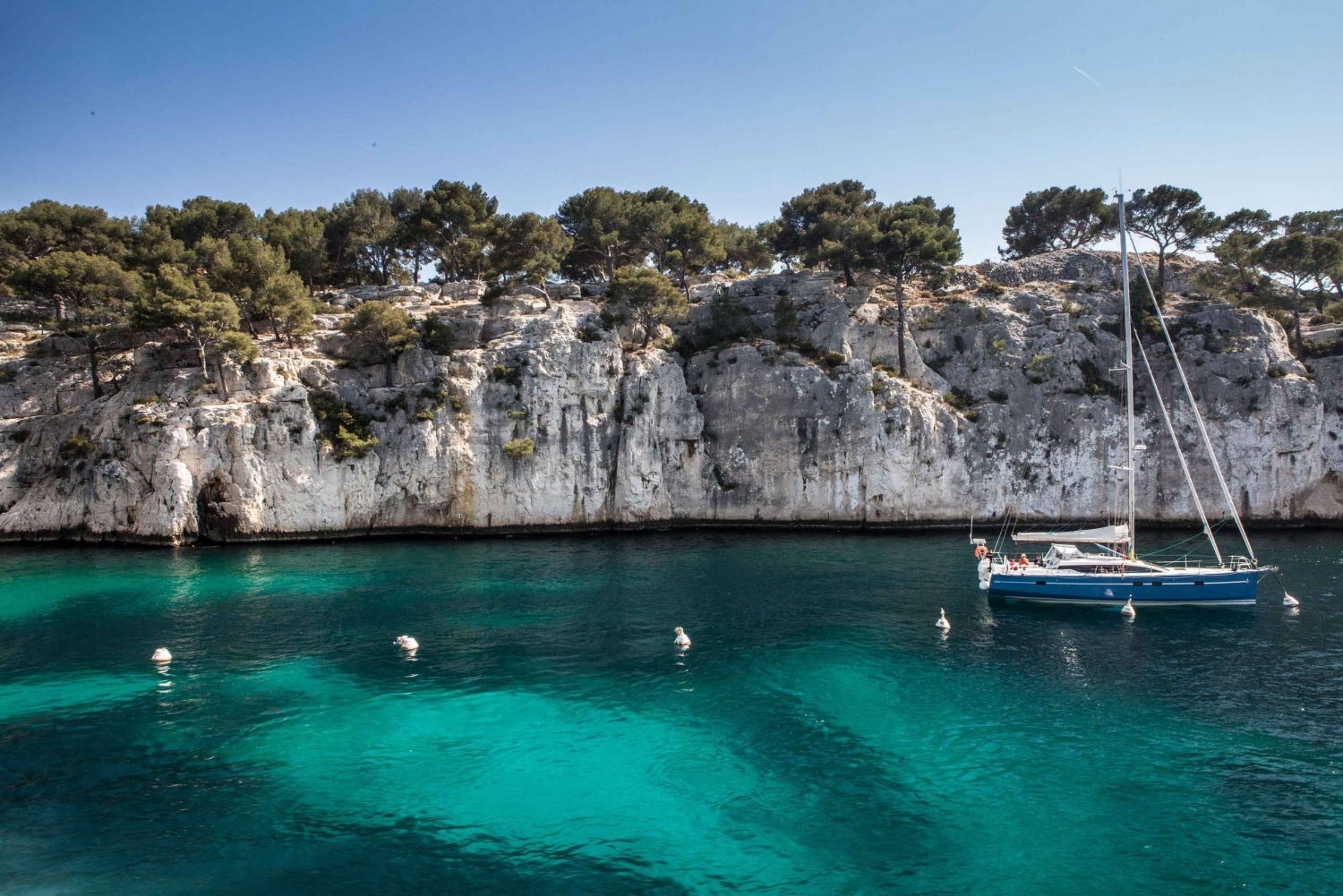 From Bandol: Visit the 13 calanques of Cassis & Marseille (3 hours 15 minutes at sea)