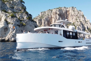 From Bandol: Visit the 13 calanques of Cassis & Marseille (3 hours 15 minutes at sea)