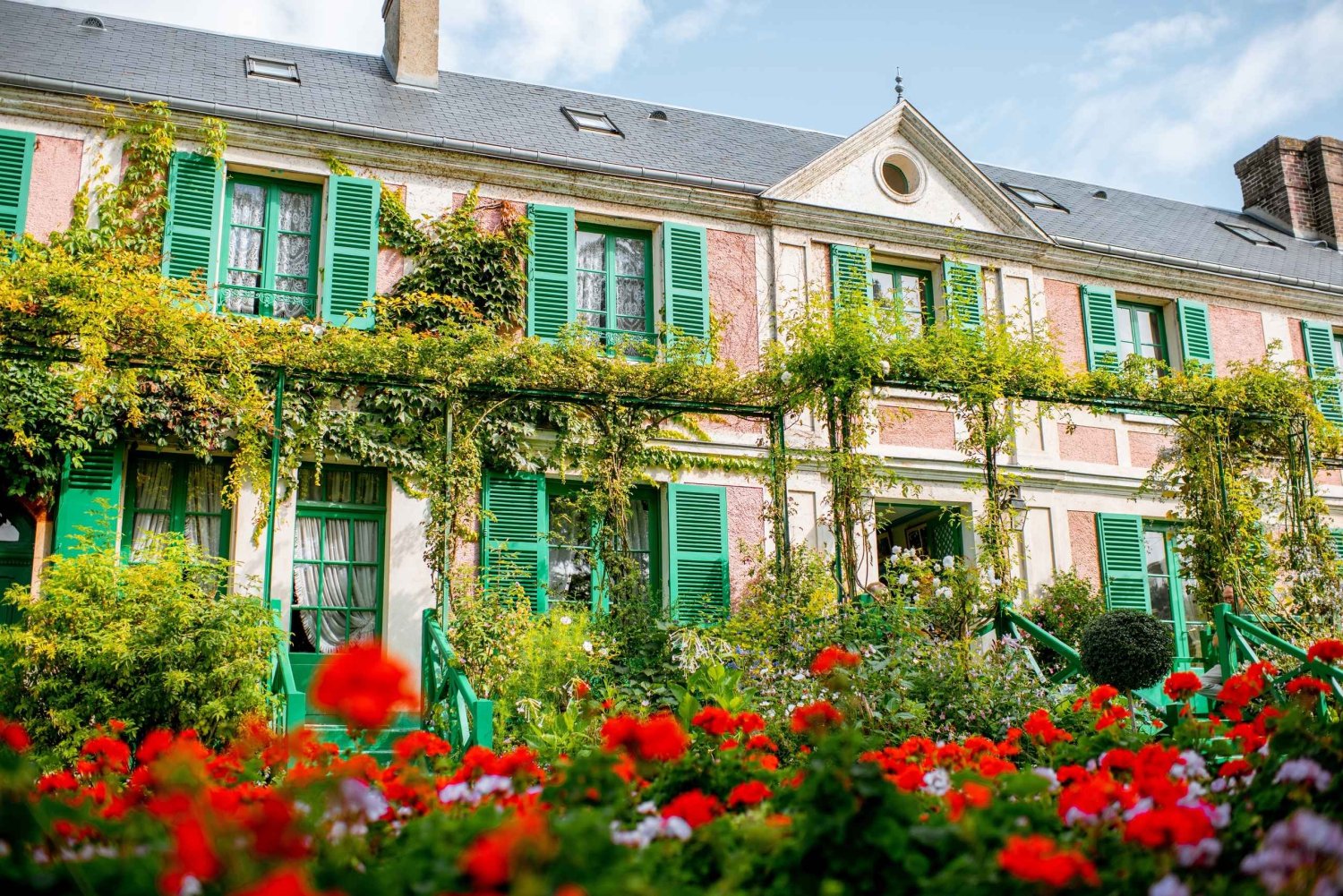 From Paris: Giverny and Versailles Palace Guided Day Trip