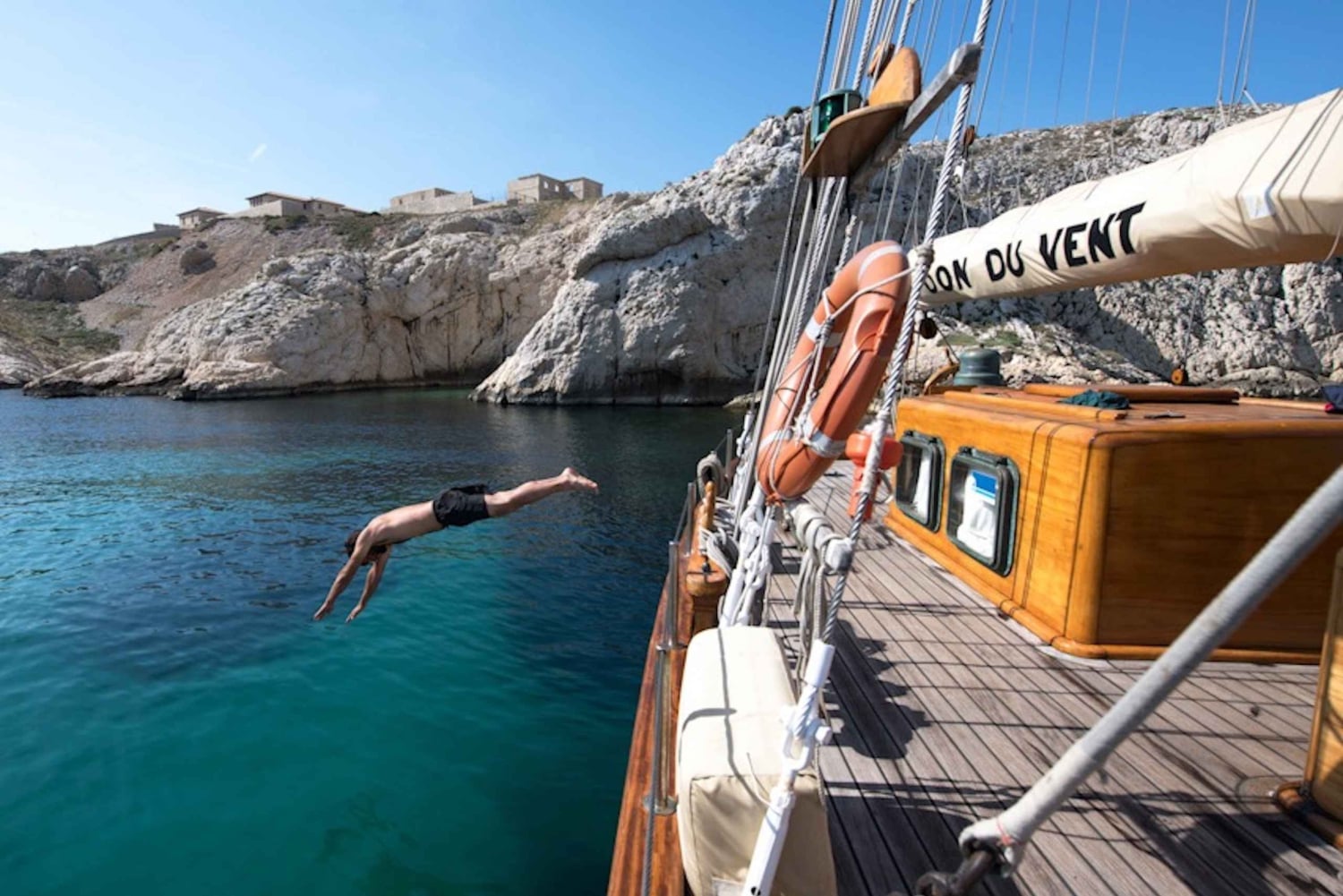 Marseille: Calanques Sailing Day Trip with Lunch and Wine