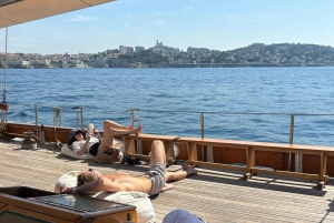 Marseille: Calanques Sailing Day Trip with Lunch and Wine