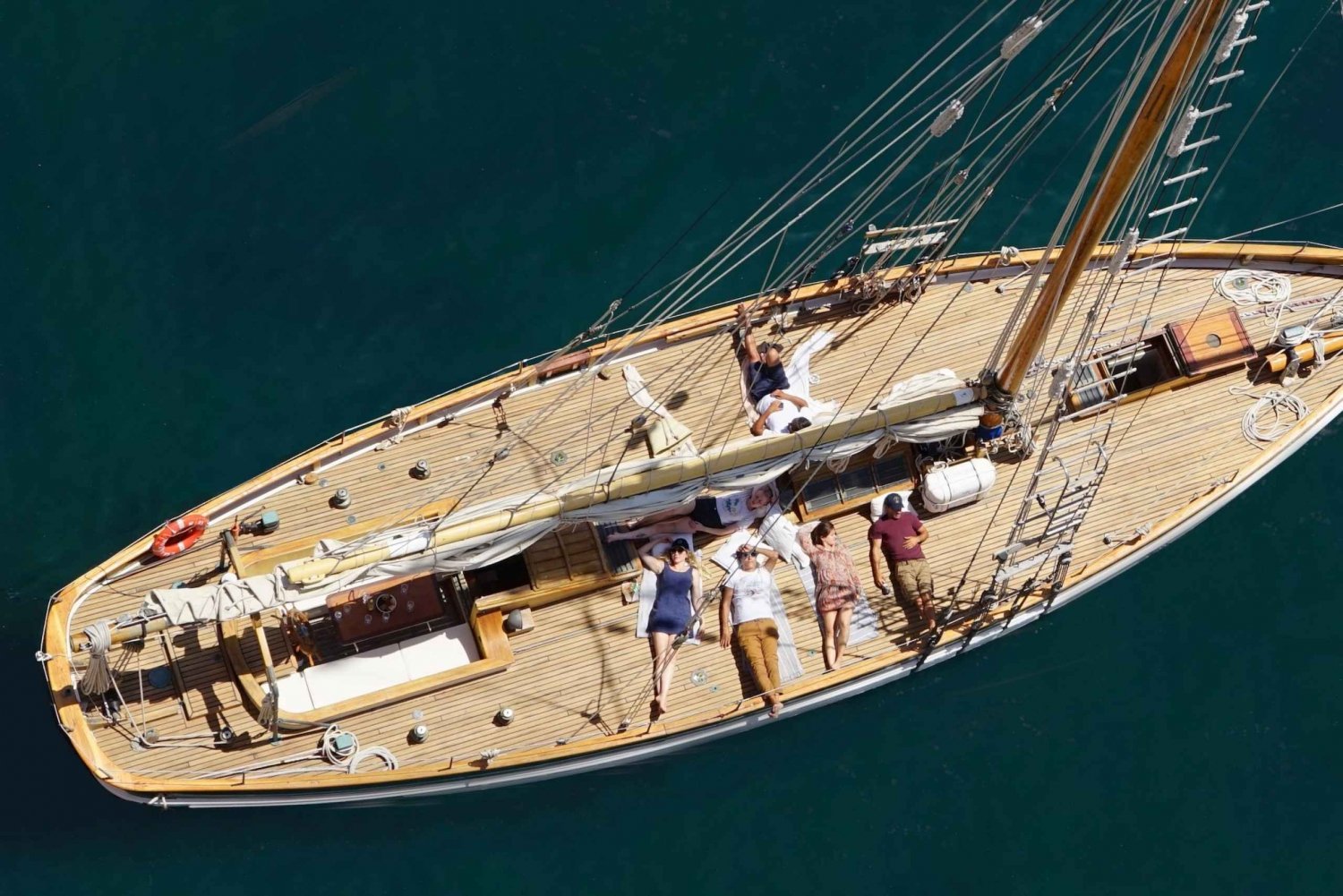 Marseille: Sailboat cruise with lunch, swim and organic wine