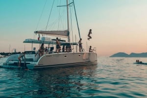 Marseille: Calanques Catamaran Tour & Standup Paddle