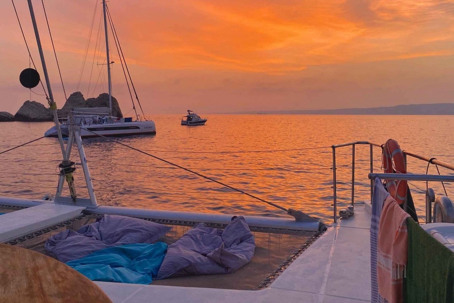 Marseille: Sunset catamaran cruise, buffet & drinks