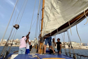 Marseille: Sailing cruise in the calanques, lunch and wine