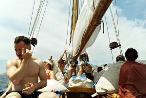 Marseille: Sailing cruise in the calanques, lunch and wine