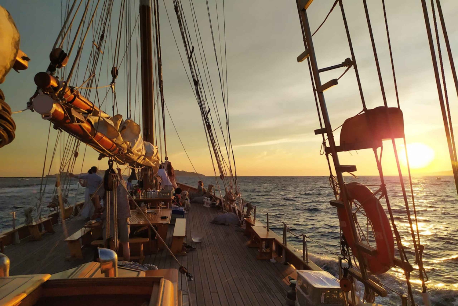 Marseille: Frioul Islands Sunset Cruise with Cocktail Dinner