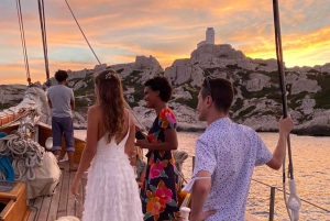 Marseille: Frioul Islands Sunset Cruise with Cocktail Dinner