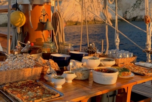 Marseille: Frioul Islands Sunset Cruise with Cocktail Dinner