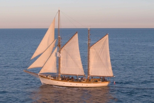 Marseille: Frioul Islands Sunset Cruise with Cocktail Dinner