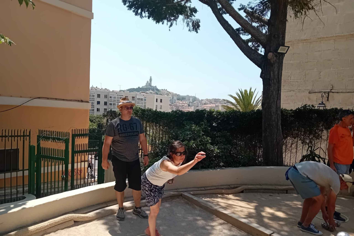 Marseille: guided tour/games in the cart district