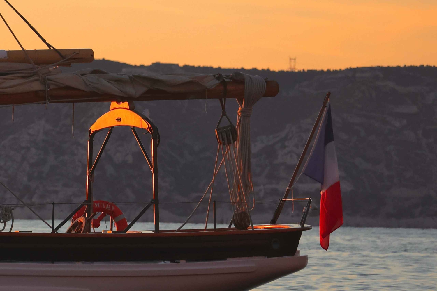 Marseille: Sunset Cruise Cocktail-Dinner in Frioul Islands