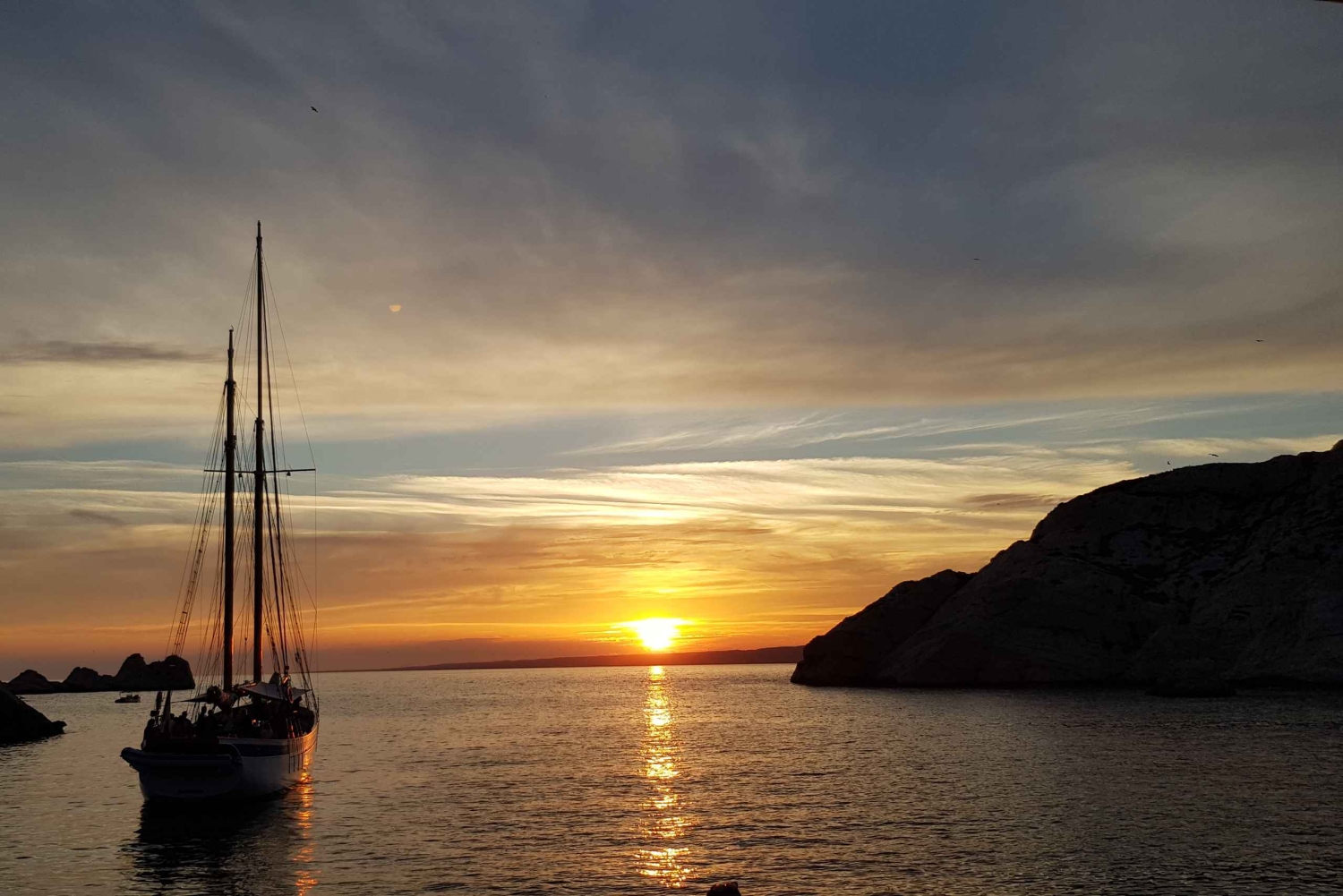 Marseille: Sunset Sailing Cruise with Dinner and Wine