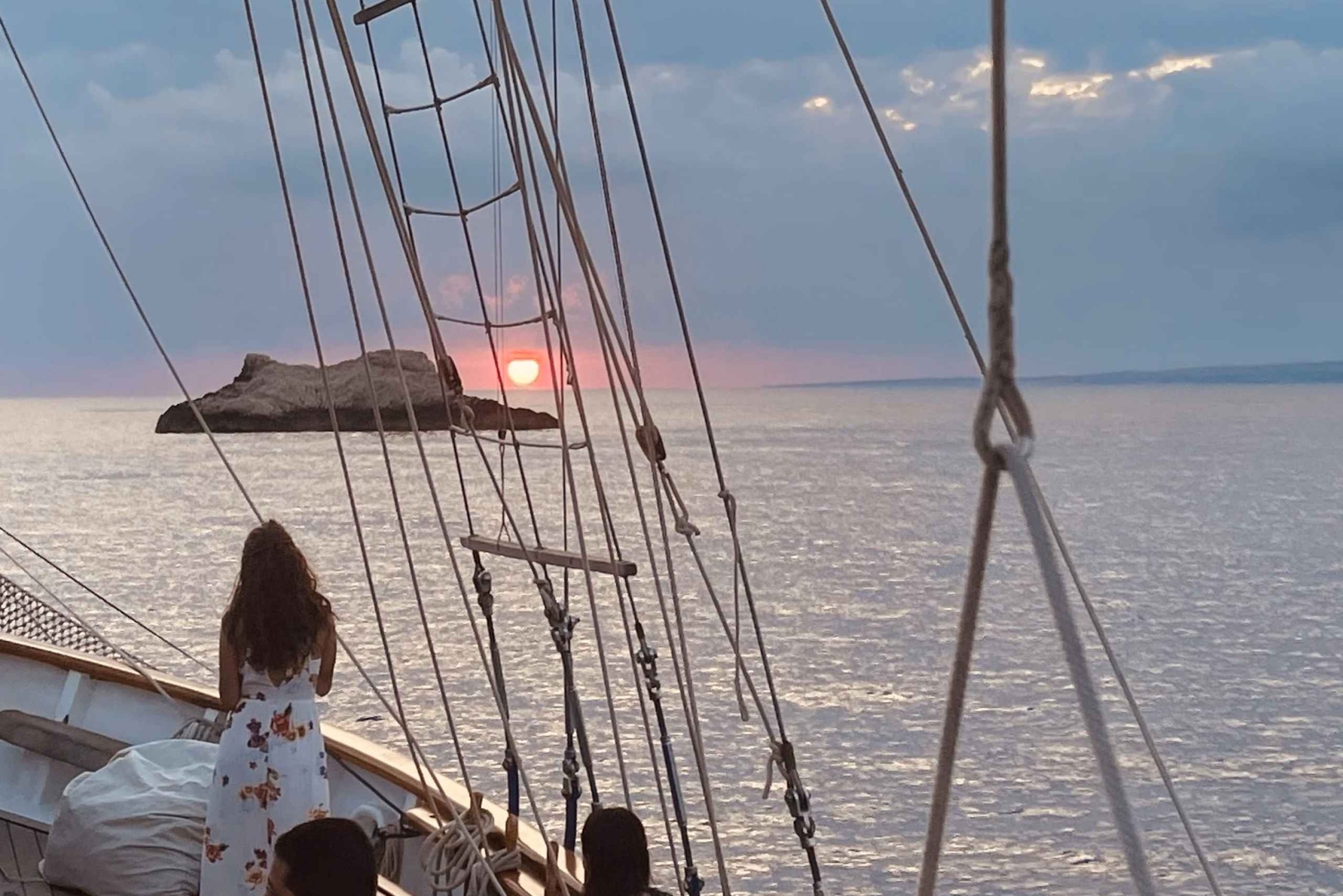 Marseille: Sunset Sailing Cruise with Dinner and Wine
