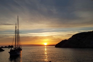 Marseille: Sunset Sailing Cruise with Dinner and Wine