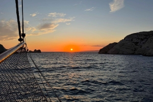 Marseille: Sunset Sailing Cruise with Dinner and Wine