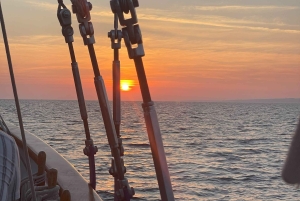 Marseille: Sunset Sailing Cruise with Dinner and Wine