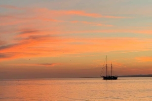 Marseille: Sunset Sailing Cruise with Dinner and Wine