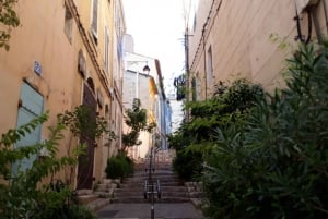 'Old Marseille' district tour and treasure hunt