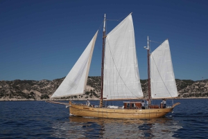 Marseille: Sunset sailing trip in the Calanques du Frioul