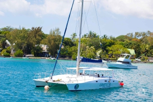 Katamarantur til Ile aux Cerfs med grillfrokost