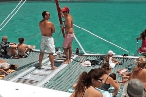 Genieße einen entspannten Tag auf dem Katamaran auf der Ile aux Cerfs.