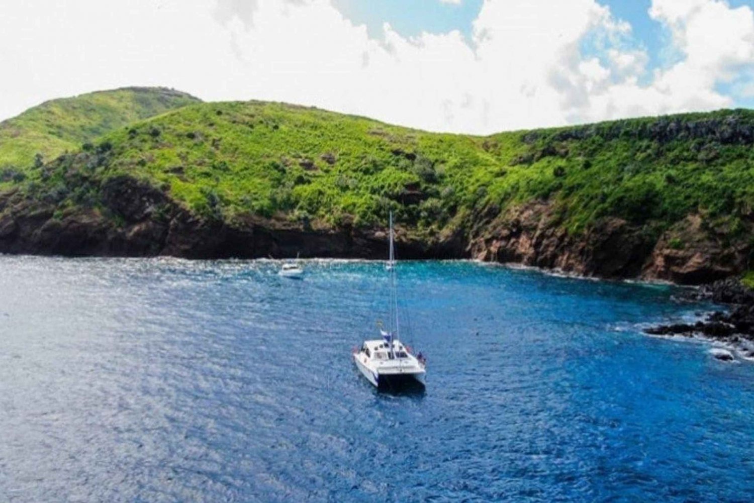 Gabriel Island: Full-Day Catamaran Cruise Group Tour