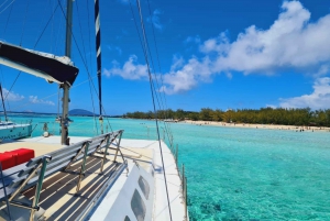 Grand Bay: Catamaran Cruise to 3 Islands with Lunch