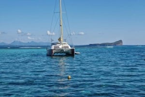 Grand Bay: Katamaran-Kreuzfahrt nach Flat Island mit BBQ-Mittagessen