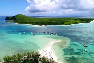 Grand Bay: Katamaran-Kreuzfahrt nach Flat Island mit BBQ-Mittagessen