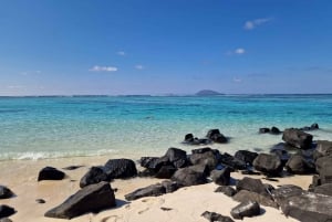 Grand Bay: Katamaran-Kreuzfahrt nach Flat Island mit BBQ-Mittagessen